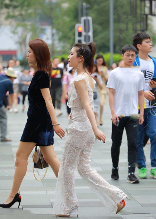 非常减龄的少女穿搭,碎花连衣裙搭配小白鞋,清新甜美少女感十足