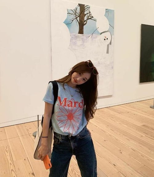 ins博主rilaccoco充满高级感的穿搭还是喜欢看展的艺术姐姐