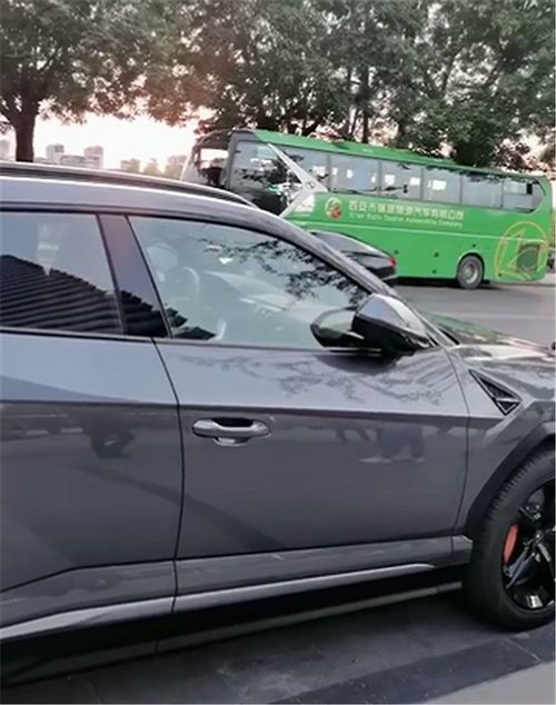 西安网红车,兰博基尼urus,全车风暴灰,挂88888牌常被人偷拍
