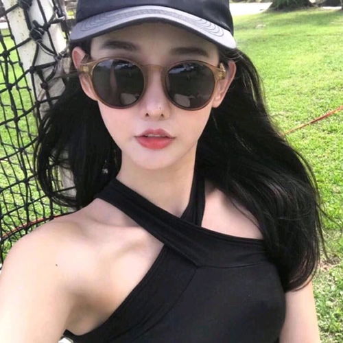 黑衣墨镜美艳女人