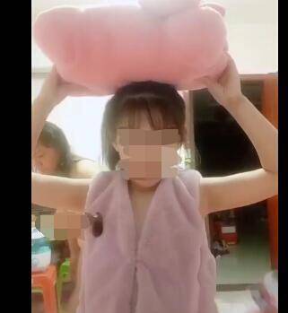 抖音妈妈洗澡门屡禁不止,背后到底是什么驱使她们屡屡触犯道德底线