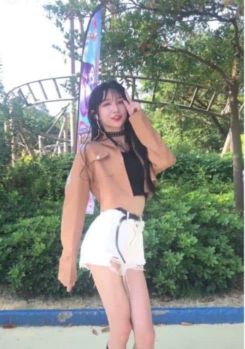 抖音艾比用胸比心看了让人脸红,网友大腿才是亮点