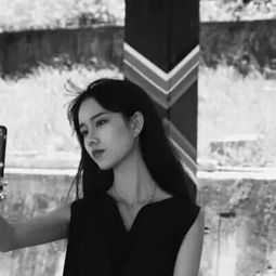 2018微信黑白女生头像伤感霸气爱是日积月累不爱也是