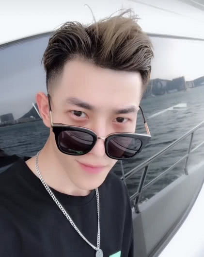 快手第一女土豪恋爱男友只是穷小子,网友都是散打哥安排的