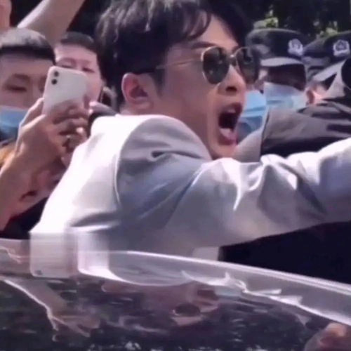 快手主播辛巴复出当日被指强行封路此前一跪诚意全无