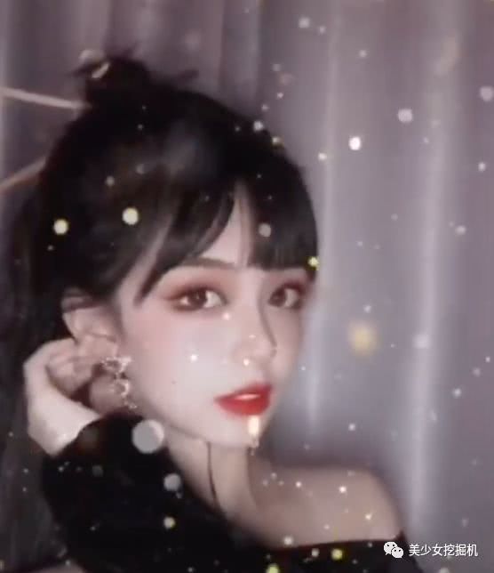 抖音新晋女装大佬,毛领照筷子照火翻天,人气反超abbily