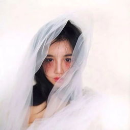偷瞄女同事手机,发现她上班竟然在......
