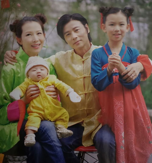 蔡少芬一家五口拍贺年全家福,三胎儿子白皙帅气,小名首次曝光