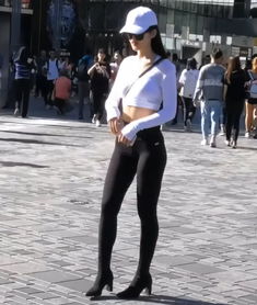 抖音的街拍美女真敢穿,直接用健身裤搭高跟鞋,真是看不下去了