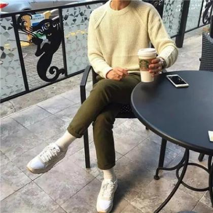 吸引寂寞女人的微信头像男生半身不露脸穿着打扮很时尚的