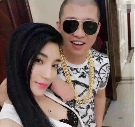 快手4个身价过亿的女人,3个靠男人成名,辛巴靠吃软饭