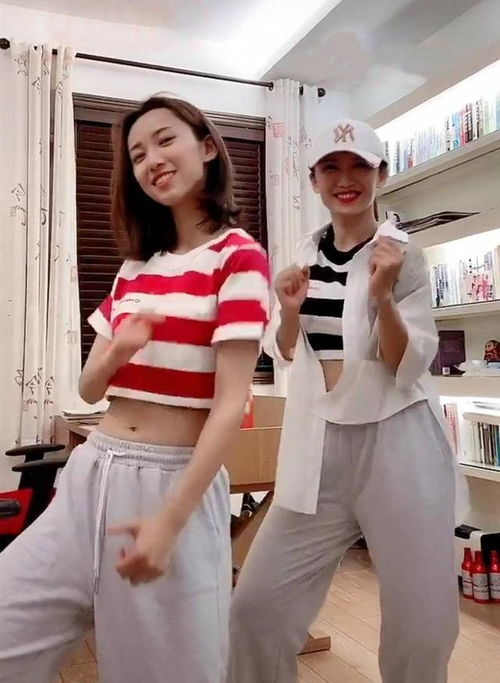 00后女儿和70后妈妈走红网络私服穿搭又酷又甜,母女看着像闺蜜
