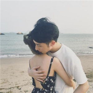 2018最火情侣头像双人在海边的在大闹的