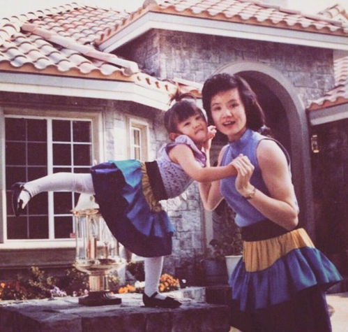 母女变姐妹李小鹏妻子晒与妈妈合影旧照