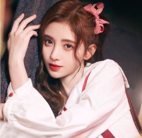 女星离开精修图后是什么样妆容卡粉浮粉不说,简直判若两人