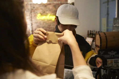40岁女研究生,失业3月无人问津,感慨为了维持生计只能送外卖