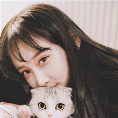 抱着猫咪的女生头像可爱清新大概想要的是喜欢被占有