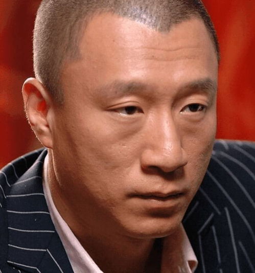 两人都是出演黑帮老大,一位年薪过亿一位沦为路人