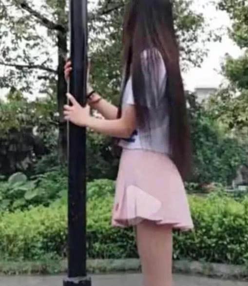 抖音小姐姐当众秀高技能,超短裙爬电线杆,网友苦了单身宅男们