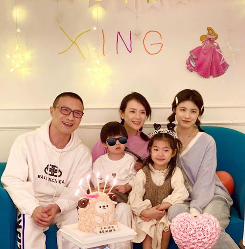 章子怡处理家庭矛盾也很有心得,和嫂子关系融洽,劝妈妈接纳嫂子