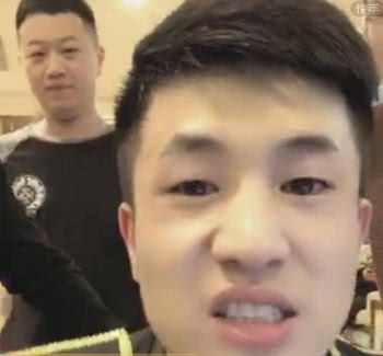 王小佳直播账户被封仙洋发朋友圈庆祝,网友该还钱还得还