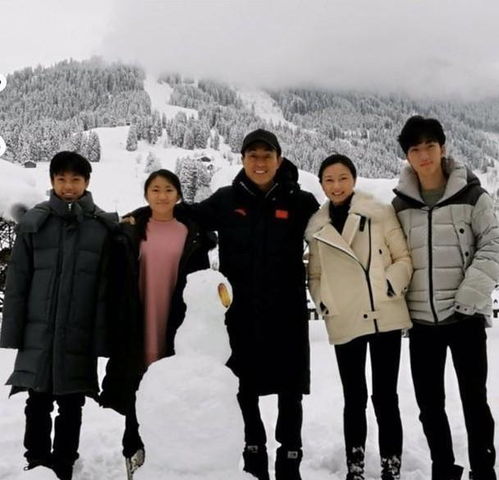 张艺谋独自过70大寿娇妻陈婷靠p图全家团聚,p图技术还不错
