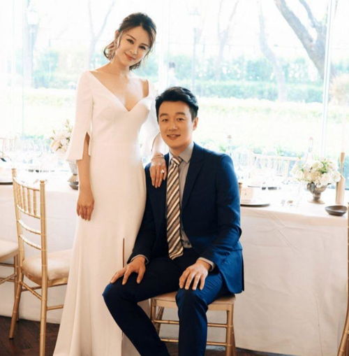 佟大为关悦一家五口全家福,两个女儿似双胞胎,颜值超高的一家人