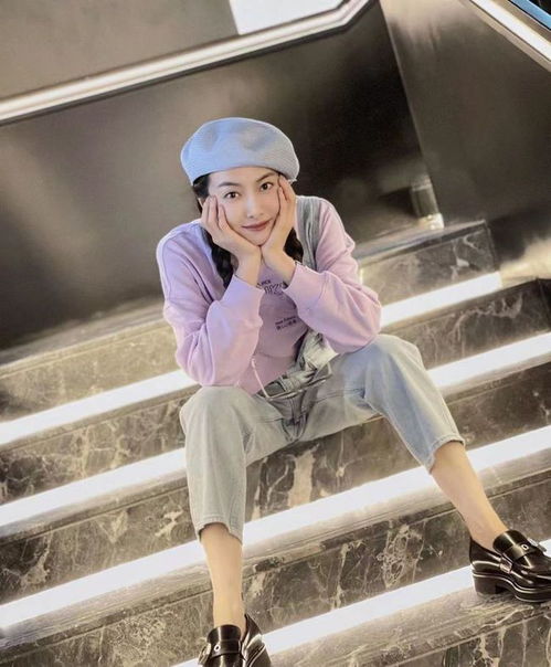 学她穿紫色卫衣搭配背带裤,超减龄,散发出可爱甜美的少女气息