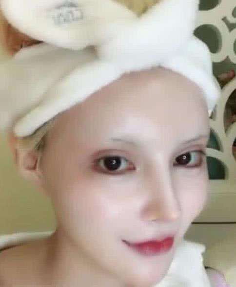 一双眼睛割了四个双眼皮芭比女孩迪丽卸妆后,面容变化极大