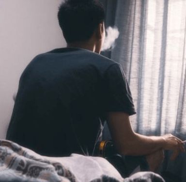 无锡心惊男子为发泄不良情绪三次将水桶杠铃花盆从18楼扔下
