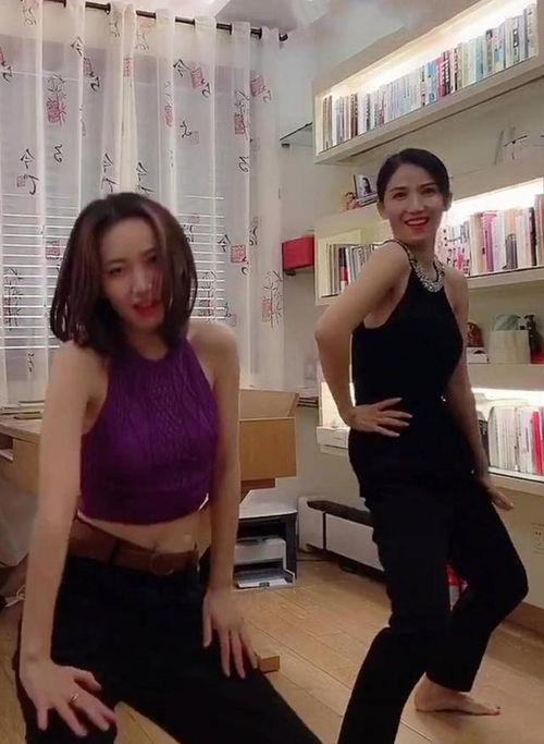 00后女儿和70后妈妈走红网络私服穿搭又酷又甜,母女看着像闺蜜