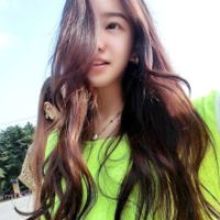 求一个像这样的男生的女生情侣头像,最好穿荧光绿外套,姿势差不多的
