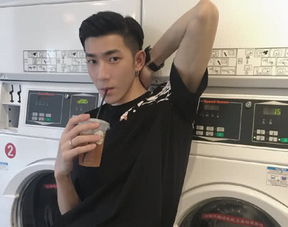 快手公认4帅哥个个赚亿元,2人靠兄弟,1人靠粉丝,他靠女友