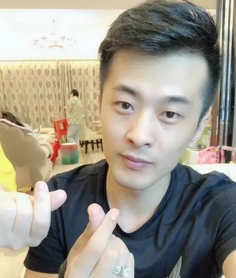快手网红收入有多高二驴一年三亿,散打五亿,加起来都不如辛巴