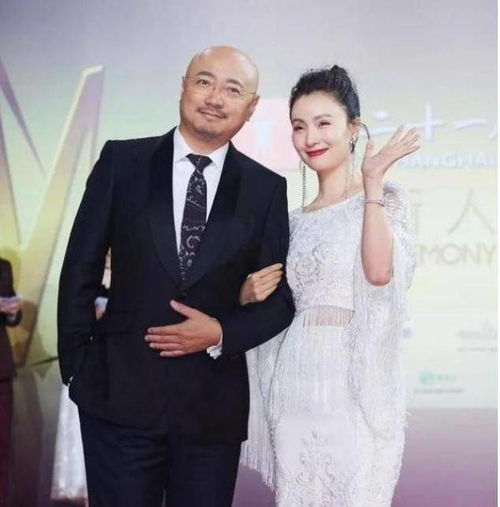 徐峥夫妇罕见合体,陶虹穿奶奶鞋配灰大衣,素雅简约,穿出精致