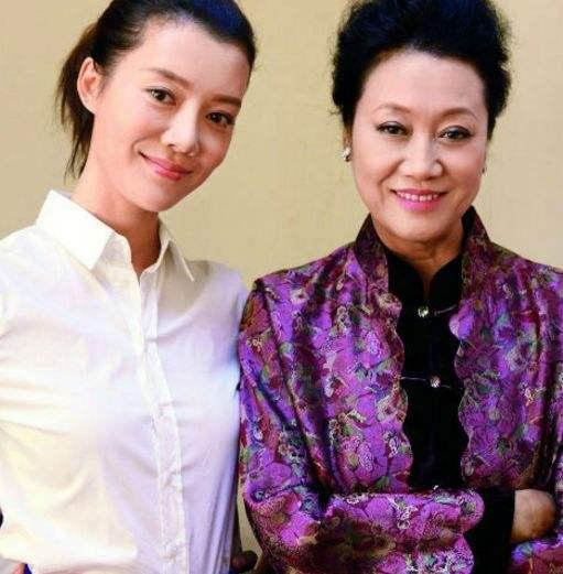 64岁王丽云好端庄,开衫搭印花裙洋气富态,气质比女儿车晓还好