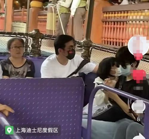 陆毅一家四口同游迪士尼,鲍蕾皮肤黝黑,12岁贝儿大长腿受瞩目