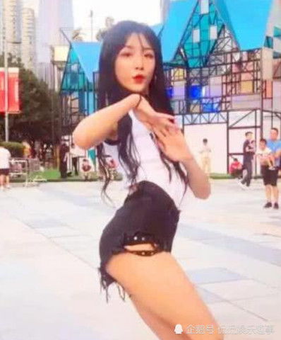 女装大佬睡觉被突袭,掀开被子的那一刻,网友能捏一下不