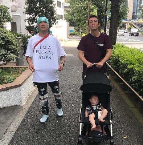 小贝为女儿纹身,周杰伦给女儿写歌,连陈冠希也逃不过这个债主