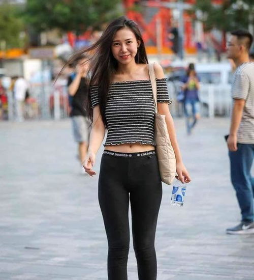 时尚摄影皮肤白嫩的小姐姐搭配紧身牛仔裤,成熟女性魅力十足