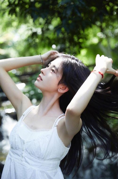 鞠婧祎发量多被嘲造假,她站阳光下随手扎头发,全网欠她一个道歉