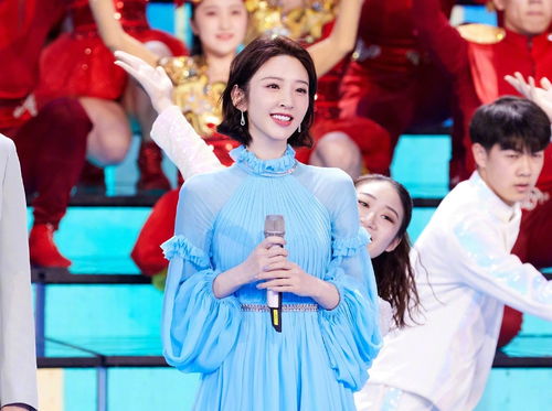 满满高级感唐艺昕尝试黑白氛围写真,甜美女孩变优雅女神