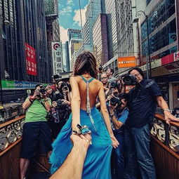 比牵手夫妇更浪漫,这对跨国恋情侣,边接吻边环游世界