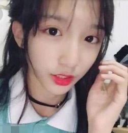 抖音女装大佬艾比当街热舞,引得路人围观,网友太养眼了