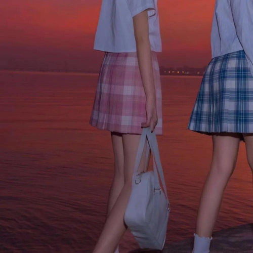 在路灯下,遇见了很像你的她