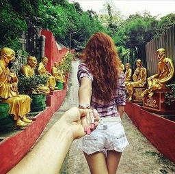 就前一段在网上流行的照片,一对情侣去旅游,男生拍照,拍的全是女生的背影的照片,这个怎么找啊求助