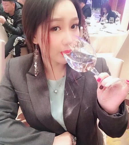快手公认4位假土豪第三吃软饭,第一租豪宅豪车,女友都是租的