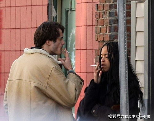 奥巴马21岁大女儿和富豪男友竟然当街抽烟穿一身黑色社会气太重
