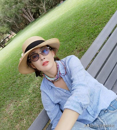 47岁牛莉好会穿,蓝色衬衫搭配牛仔裤,少女感十足看似18岁少女