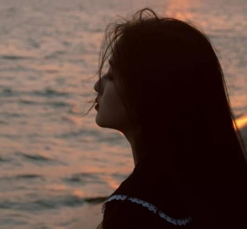 ins甜宠限量版女生头像浅笑容可掬